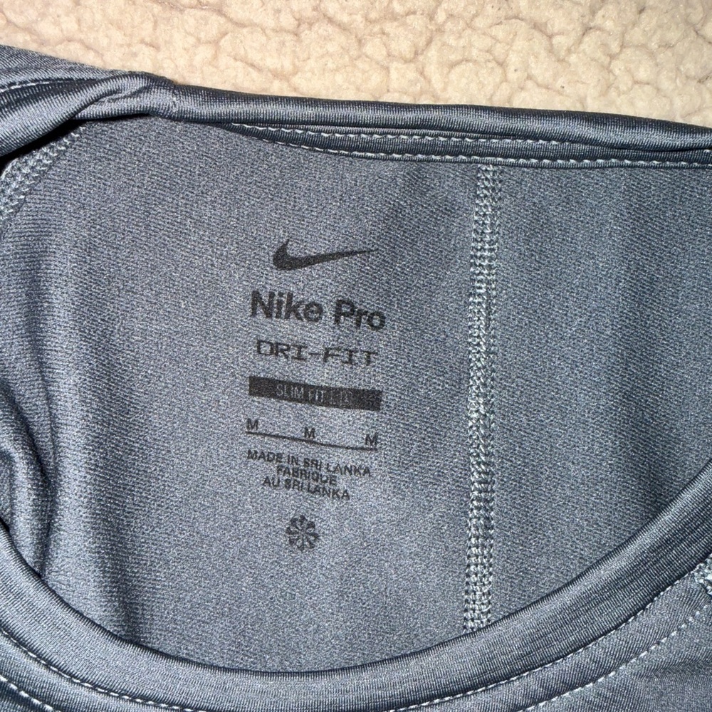 Nike Dri-Fit Training Performance Shirt - Picture 3 of 3